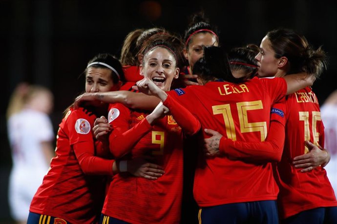 Archivo - Las jugadoras de la selección española celebrando un gol de Esther González en el partido ante Polonia de la fase de clasificación para la Eurocopa 2022