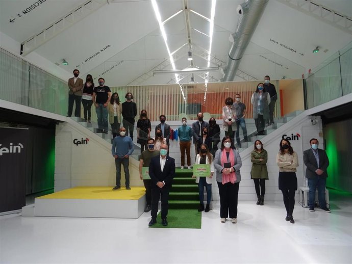 El consejero Cigudosa y Pilar Irigoien, en la sede de CEIN, con los participantes en los premios Iníciate