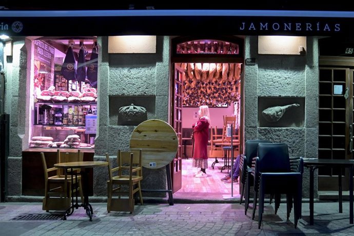 Archivo - Una mujer en el interior de un restaurante