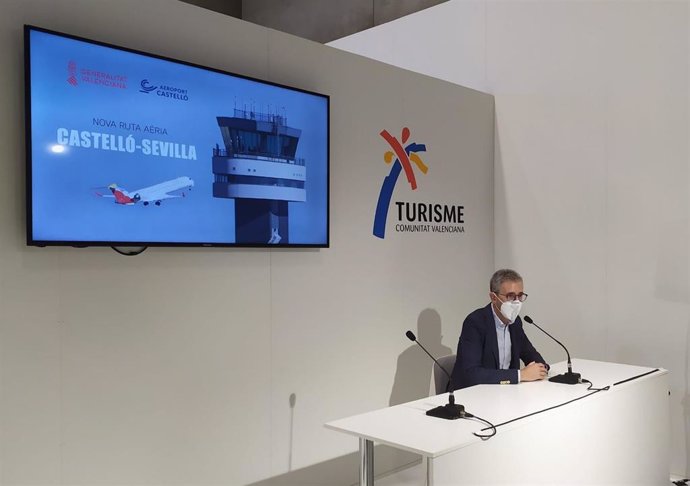 Arcadi España anunciando la nueva ruta aérea