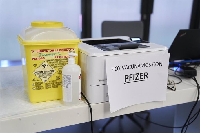 Un cartel en el que se lee: "Hoy vacunamos con Pfizer" en el Wanda Metropolitano, a 19 de mayo de 2021, en Madrid (España). La Comunidad de Madrid comenzó a vacunar el pasado lunes a las personas de entre 50 y 59 años en los hospitales públicos de la re