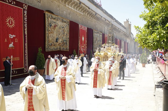 Archivo - Procesión del Corpus del pasado año 2020 en el Patio de los Naranjos de la Mezquita-Catedral.