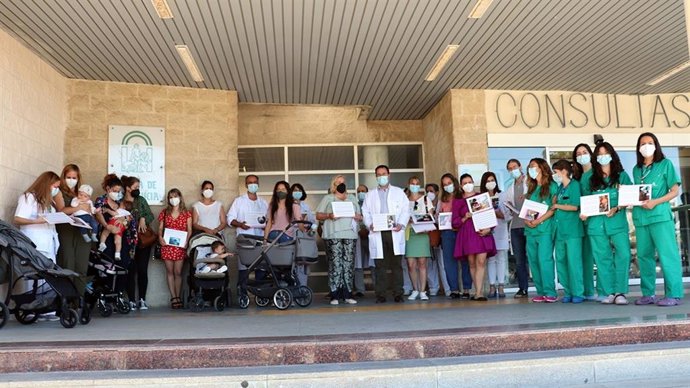 Celebración del acto de homenaje virtual con una representación de la madres.