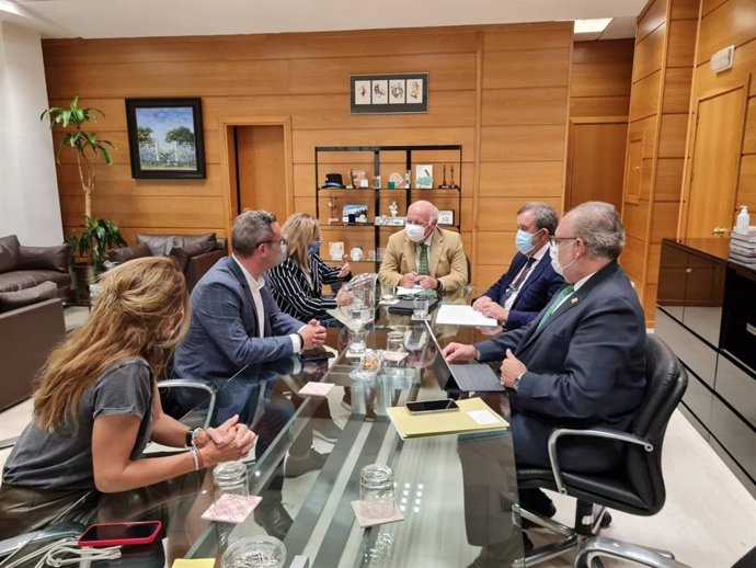 La alcaldesa de Fuengirola, Ana Mula, y el teniente de alcalde, Rodrigo Romero, se reúnen con el consejero de Salud, Jesús Aguirre.