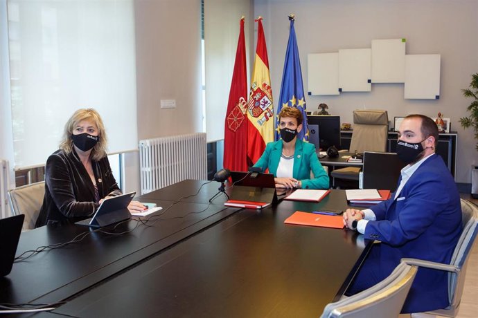 La presidenta del Gobierno de Navarra, María Chivite, junto con la consejera de Relaciones Ciudadanas, Ana Ollo, y el director general de Acción Exterior, Sergio Pérez, en la conferencia telemática del CORAI