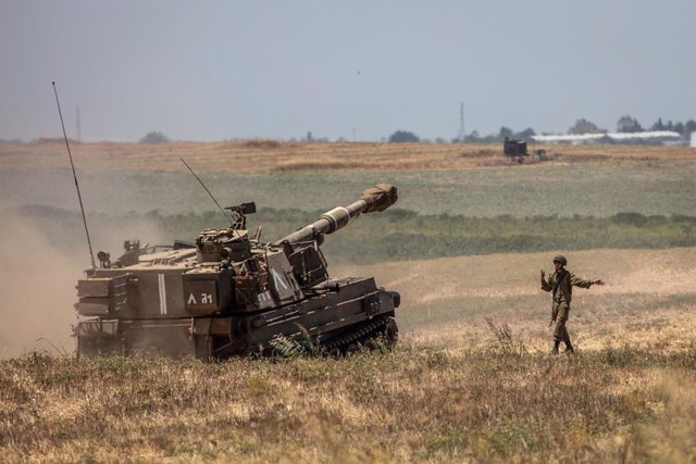 19 May 2021, Israel, Sderot: An Israeli artillery fires towards Gaza Strip from a position at the Israeli-Gaza border near Sderot, amid the escalating flare-up of Israeli-Palestinian violence. Photo: Ilia Yefimovich/dpa