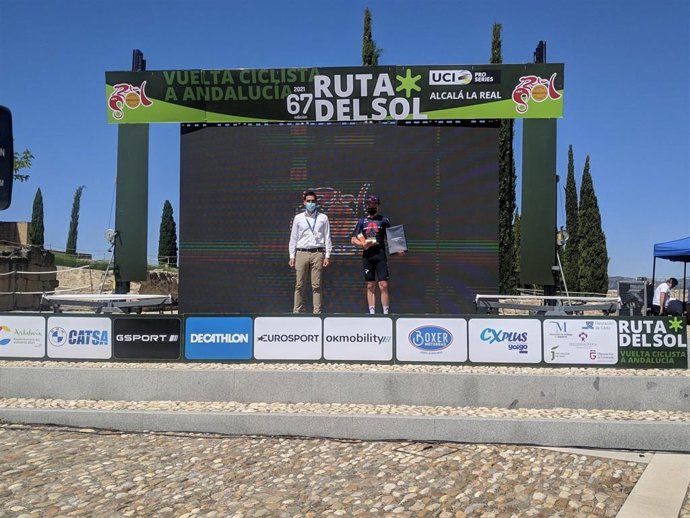 El ganador de la segunda etapa de la Vuelta a Andalucía - Ruta Del Sol, el británico Ethan Hayter (INEOS Grenadiers), en el podio