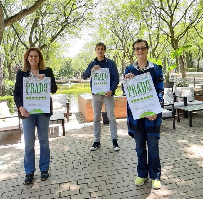 Voluntarios con el cartel del Mercado Prado