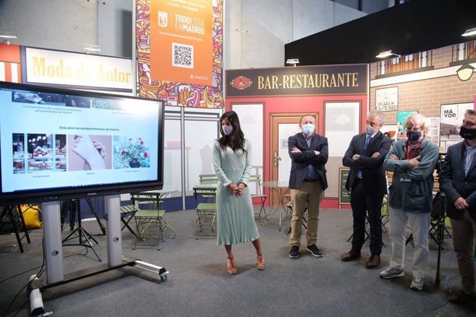 Villacís presenta en Fitur la guía digital de apoyo al comercio Todo está en Madrid