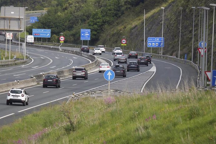 Varios vehículos circulan por la autopista que separa Euskadi de Cantabria, a 9 de mayo de 2021, en El Haya, en la pedanía de Ontón, Castro Urdiales, Cantabria (España). El estado de alarma que el Gobierno decretó por segunda vez hace seis meses acabó a