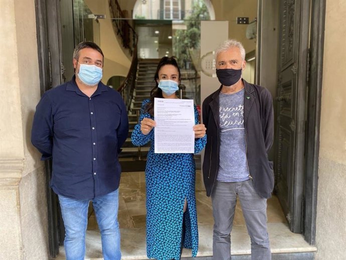 El diputado de MÉS Joan Mas, la portavoz de SOS Colombia Mallorca, Natalie Pinzón, y el diputado de Unidas Podemos Pablo Jiménez.