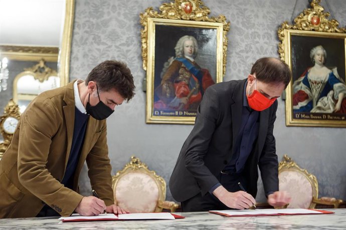 El consejero de Políticas Migratorias y Justicia, Eduardo Santos, y el presidente de Cruz Roja en Navarra, Rafael Huarte, firman un convenio de colaboración