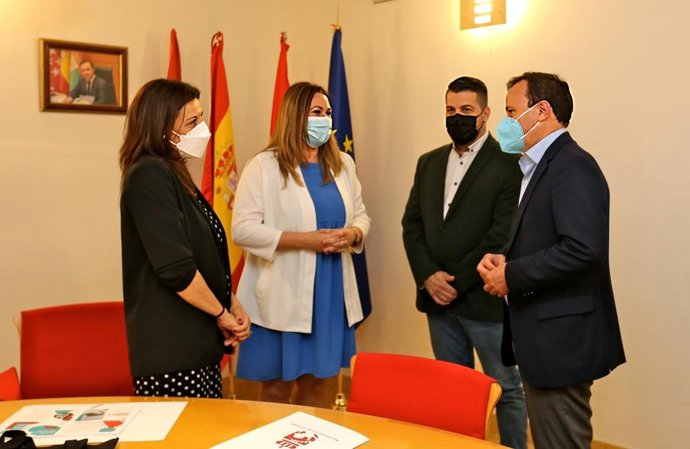 La delegada de Educación del Ayuntamiento de Sevilla, Marisa Gómez, visita experiencias  desarrolladas en centros educativos de Madrid para valorar la aplicación de estas herramientas en programas propios.