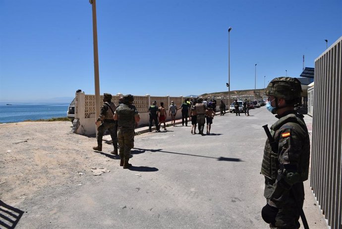 Militares del ejército español vigilan desde la playa la llegada de migrantes procedentes de Marruecos