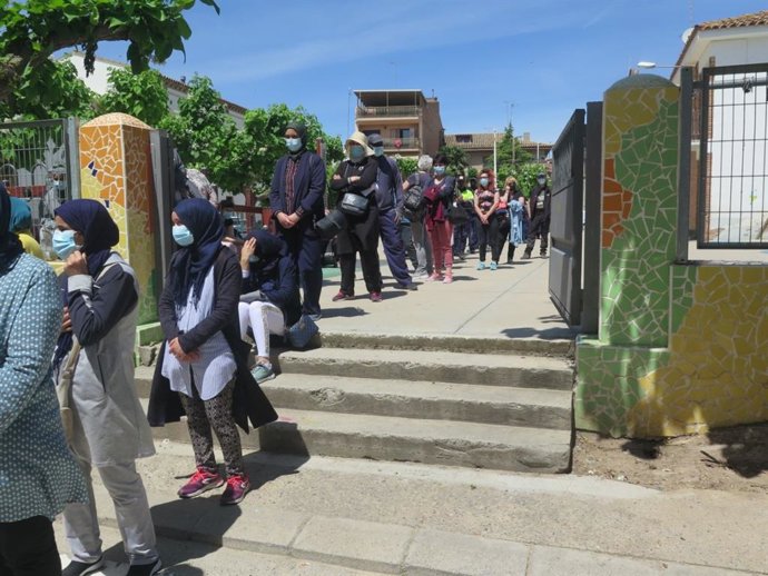 Colas de trabajadores y trabajadoras de empresas frutícolas de Soses para vacunarse