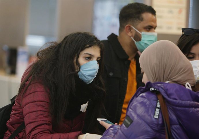 Archivo - Arxiu - Passatgers amb mascarilla en l'Aeroport de Schiphol, enla capital de Pasos Baixos, Ámsterdam, durant la pandmia de coronavirus