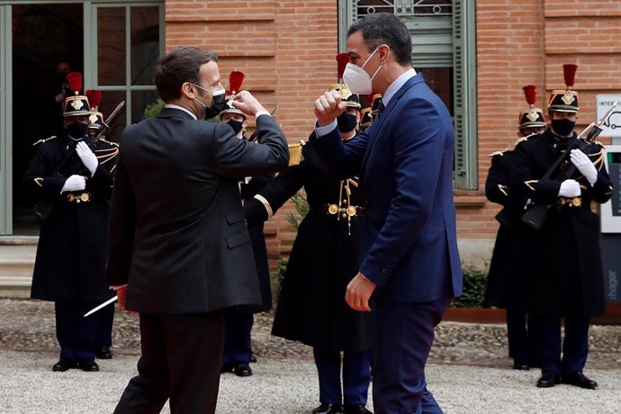 Archivo - El presidente del Gobierno, Pedro Sánchez (d), saluda al presidente de la República Francesa, Emmanuel Macron (i), de cara a la XXVI Cumbre hispano-francesa, en Montauban, (Francia), a 15 de marzo de 2021. Sánchez y Macron mantienen este lunes