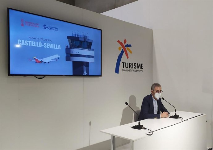 Arcadi España anunciando la nueva ruta aérea