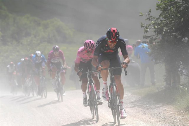El ciclista colombiano Egan Bernal (INEOS Grenadiers), vestido con la 'maglia rosa', durante la etapa 11 del Giro de Italia 2021, con protagonismo para el 'sterrato' y con Bernal reforzando su condición de líder en la general provisional