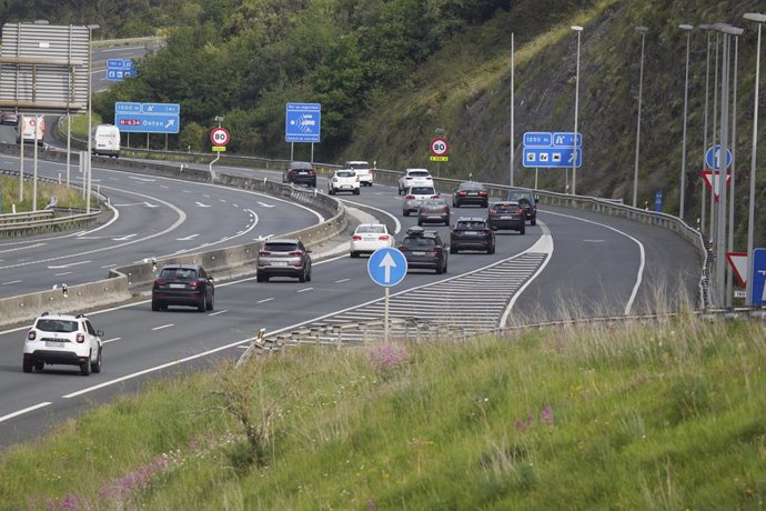 Diversos vehicles circulen per l'autopista que separa Euskadi de Cantbria, a 9 de maig de 2021, en El Faig, en la pedania d'Ontón, Castro Urdiales, Cantbria (Espanya). L'estat d'alarma que el Govern va decretar per segona vegada fa sis mesos va acabar