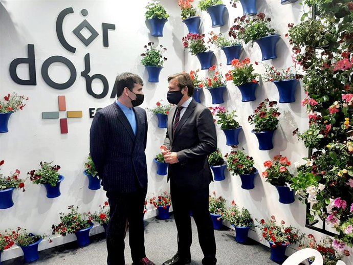 El delegado del Gobierno andaluz en Córdoba, Antonio Repullo (dcha.), junto al diseñador Palomo Spain.