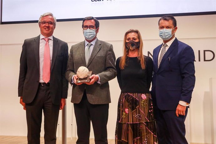 El presidente de la CEOE, Antonio Garamendi  junto al presidente de la Confederación Española de Agencias de Viajes (CEAV), Carlos Garrido, en Fitur 2021