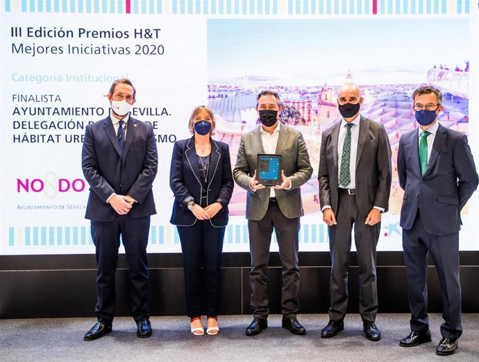 Entrega reconocimiento Hotels&Tourism a Ayuntamiento de Sevilla