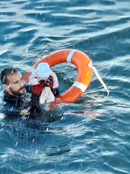 Juan Francisco rescatando al bebé en la frontera de Ceuta.
