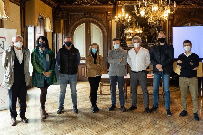 La directora general de Política Empresarial, Internacionalización y Trabajo del Gobierno de Navarra, Izaskun Goñi, junto al resto de integrantes de la UiS en el comienzo de la asamblea general