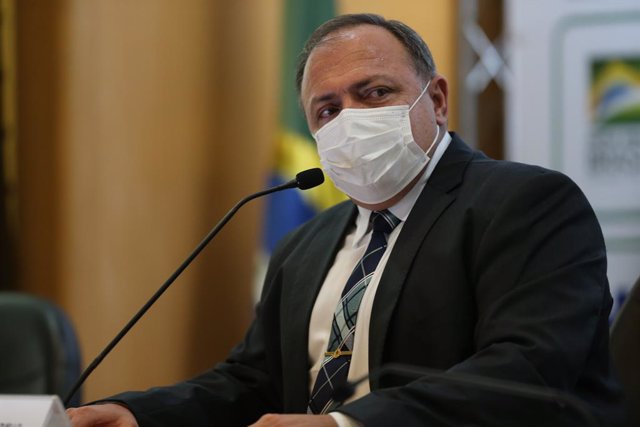 Archivo - 15 March 2021, Brazil, Brasília: Eduardo Pazuello, Minister of Health of Brazil, speaks at a press conference. According to local media reports, talks are taking place for a possible successor to the former general and current health minister.