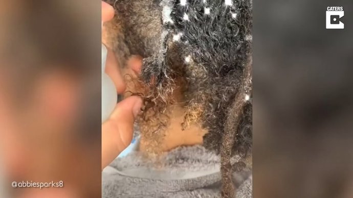 Quitar las rastas sin cortar el cabello es posible y es lo que consiguió la novia de este chico en dos días