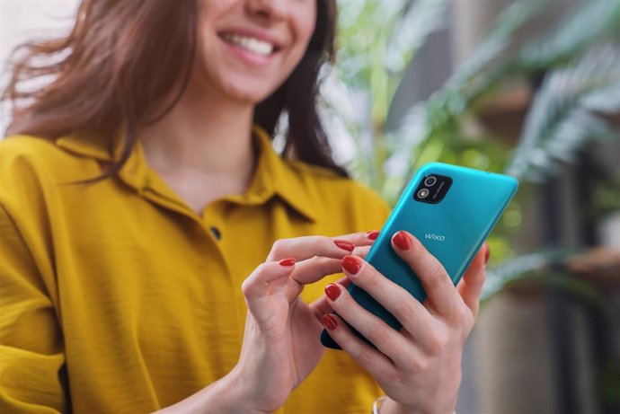 Mujer utilizando un smartphone.