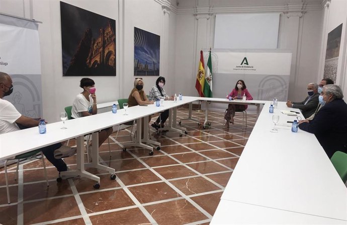 Reunión de la delegada del Gobierno andaluz en Málaga, Patricia Navarro, con los vecinos de Churriana junto con el delegado territorial de Salud y Familias, Carlos Bautista; el concejal, José del Río, y el gerente del distrito sanitario Málaga-Guadalhor