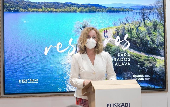 La segunda teniente diputado general y diputada foral de Fomento del Empleo, Comercio y Turismo, Cristina González, ha abierto el acto de presentación en el estand de Euskadi en FITUR