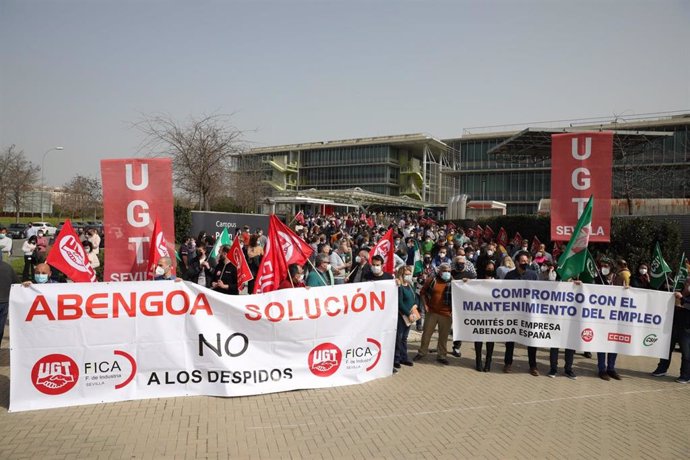 Archivo - Imagen de archido de una concentración de trabajadores de Abengoa en Palmas Altas (Sevilla).