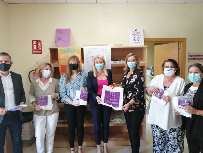 La directora del Instituto Andaluz de la Mujer (IAM), Laura Fernández (centro), en su visita a Pozoblanco.