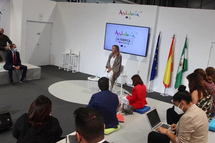 La primera teniente de alcalde y delegada de Turismo del Ayuntamiento de Córdoba, Isabel Albás, presenta en el 'estand' de Turismo Andaluz en Fitur las fortalezas de Córdoba.