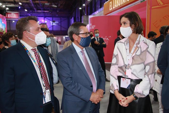 Enrique Medina, José Entrena y Reyes Maroto, en Fitur 2021