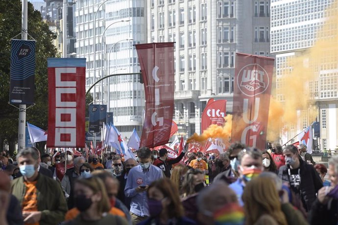 Archivo - Decenas de personas con banderas de sindicatos y humo durante una manifestación convocada por varios sindicatos"en defensa del empleo, por un futuro industrial, contra la represión sindical en Alu Ibérica".