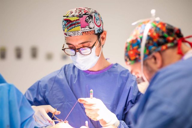 El doctor Javier Collado en una operación de abdominoplastia
