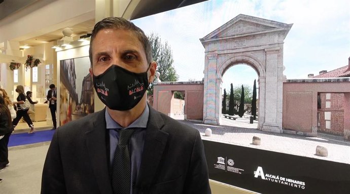 Javier Rodríguez Palacios, alcalde de Alcalá de Henares en el estand del municipio en Fitur