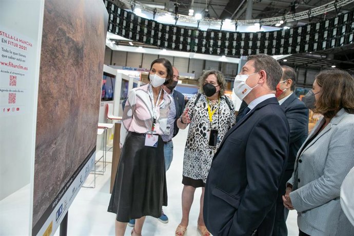 La ministra de Industria, Comercio y Turismo, Reyes Maroto, ha visitado junto al presidente regional, Emiliano García-Page, al estand de Castilla-La Mancha en Fitur.
