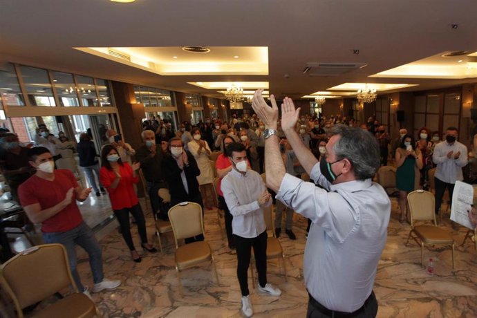 Espadas en un acto con militantes