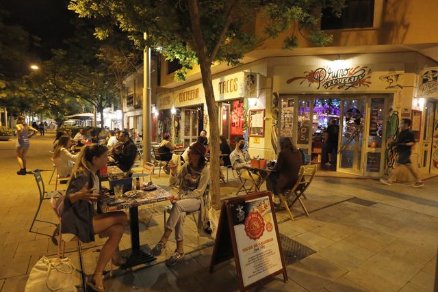 09 May 2021, Spain, Palma: Customers sit on the terrace of a bar in the resort city of Palma. Spain has lifted the six-month-long national state of emergency and curfew, imposed to curb the the coronavirus spread. Photo: Clara Margais/dpa