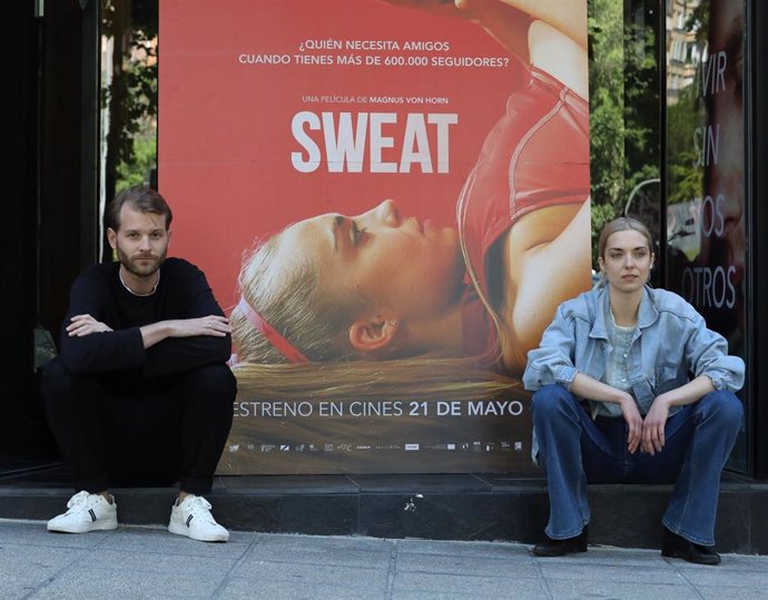El director Magnus von Horn, y la actriz Magdalena Kolésnik, posan en el photocall del estreno de la película Sweat