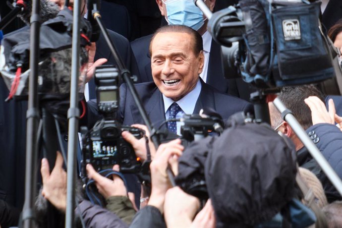 Archivo - 09 February 2021, Italy, Rome: Former Italian Prime Minister Silvio Berlusconi arrives to meet with Mario Draghi, at the Italian Chamber of Deputies. Draghi, the former chief of the European Central Bank has been assigned by President Sergio M