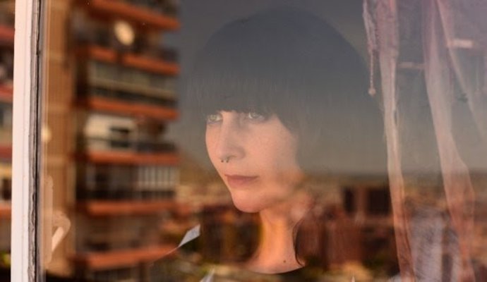 La actriz Isabel Feliu en un fotograma del corto 'Peus i cors' d'Adán Aliaga e Isa Feliu