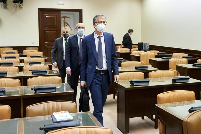 El gobernador del Banco de España, Pablo Hernández de Cos a su llegada a la Comisión de Asuntos Económicos y Transformación Digital del Congreso 