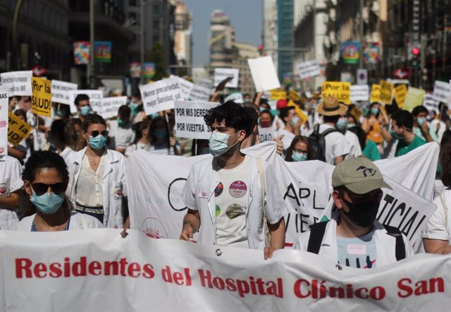 Archivo - Pancartas reivindicativas en una manifestación de los médicos internos residentes (MIR) el pasado verano