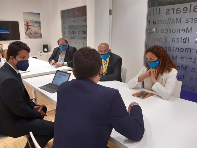 La presidenta del Consell de Mallorca, Catalina Cladera, durante una de las reuniones, este miércoles, en Fitur.
